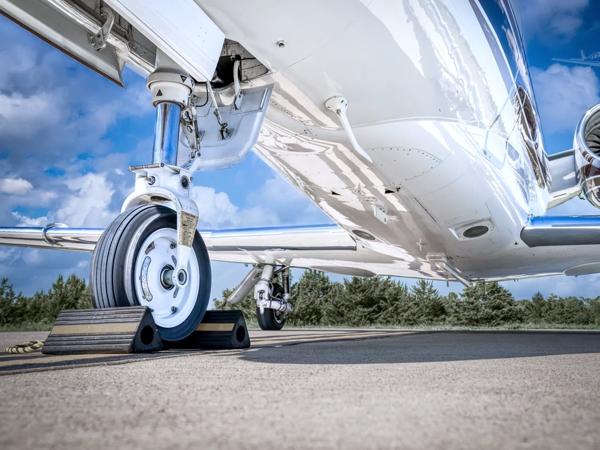 Landing gear and polished underbody detail
