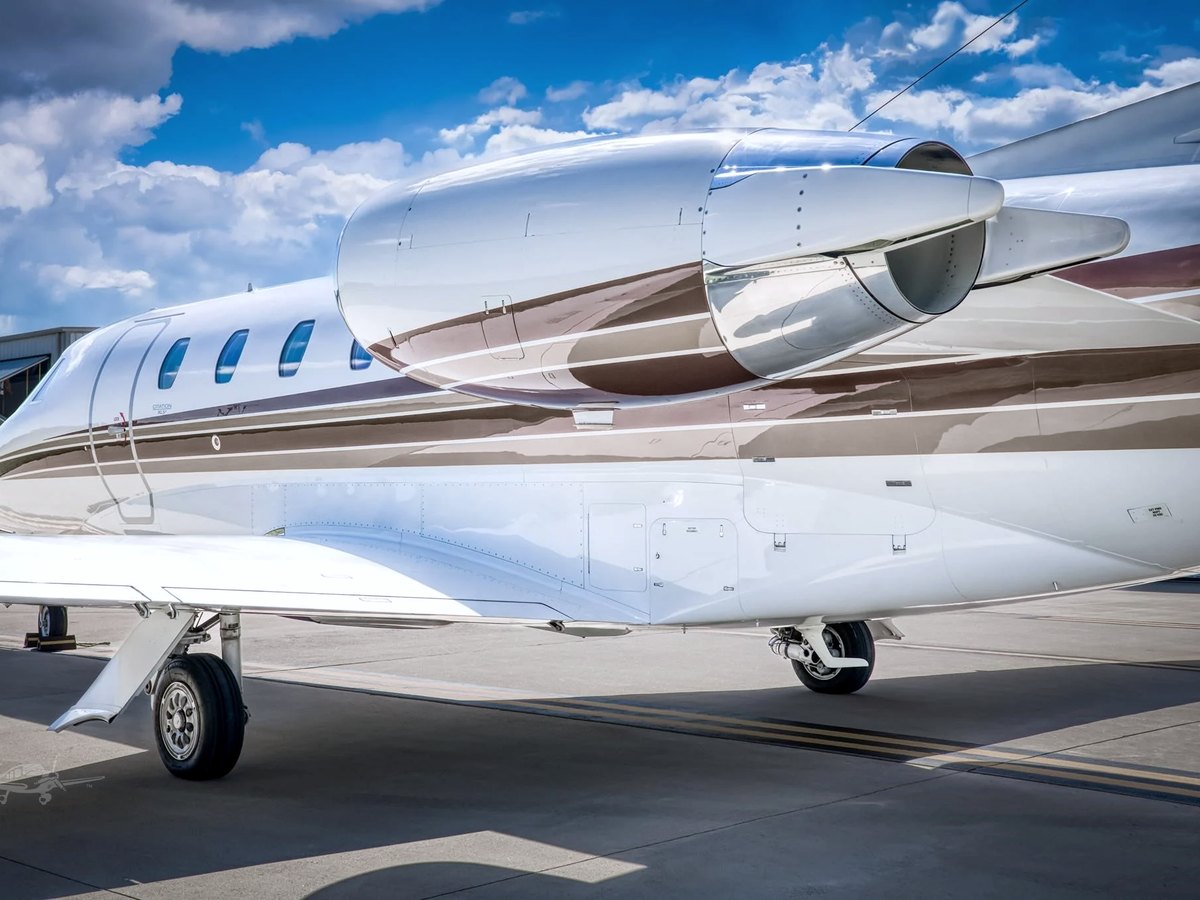 Polished fuselage, engine nacelle and cheatline